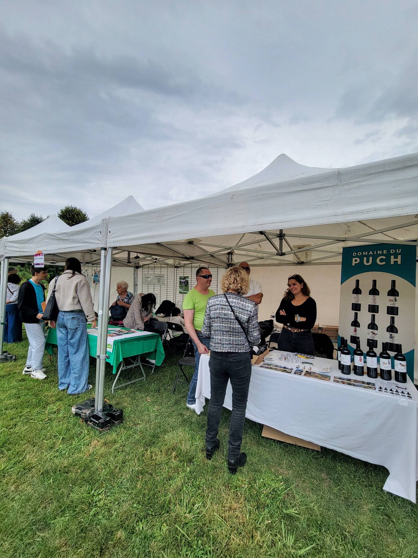 Les stands Voir Ensemble lors du bicentenaire du braille à Coupvray