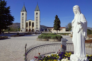 Le sanctuaire de Međugorje avec au premier plan une statute de la Vierge Marie