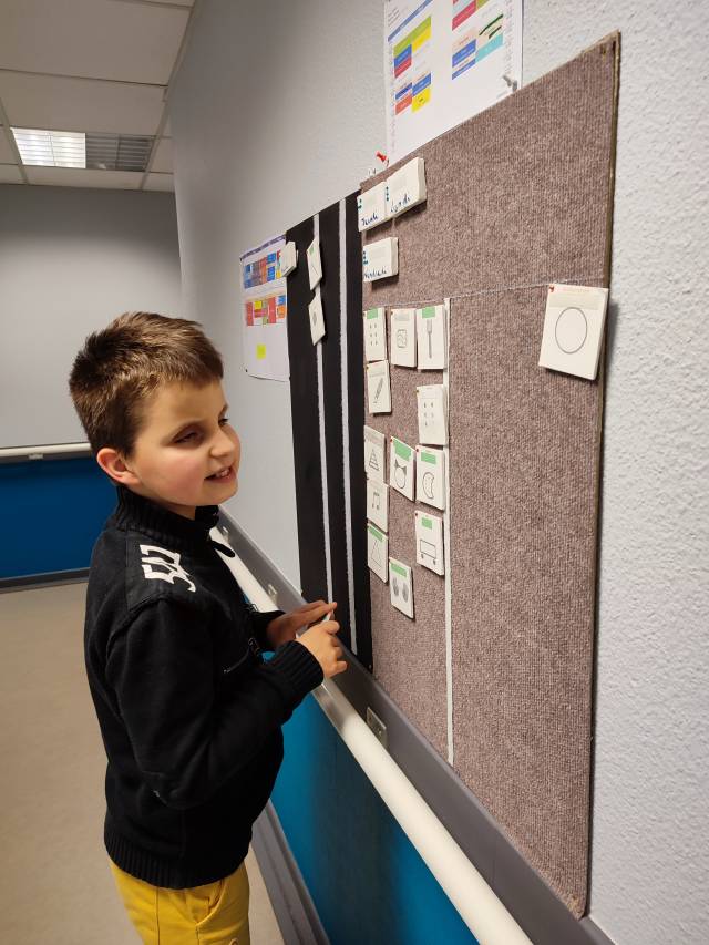 Se repérer dans sa journée avec un tableau tactile