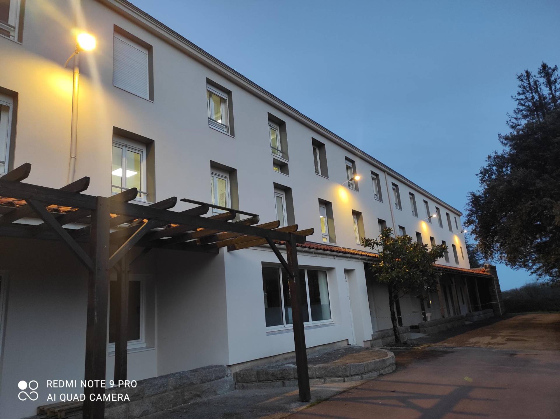 Bâtiment de côté la nuit
