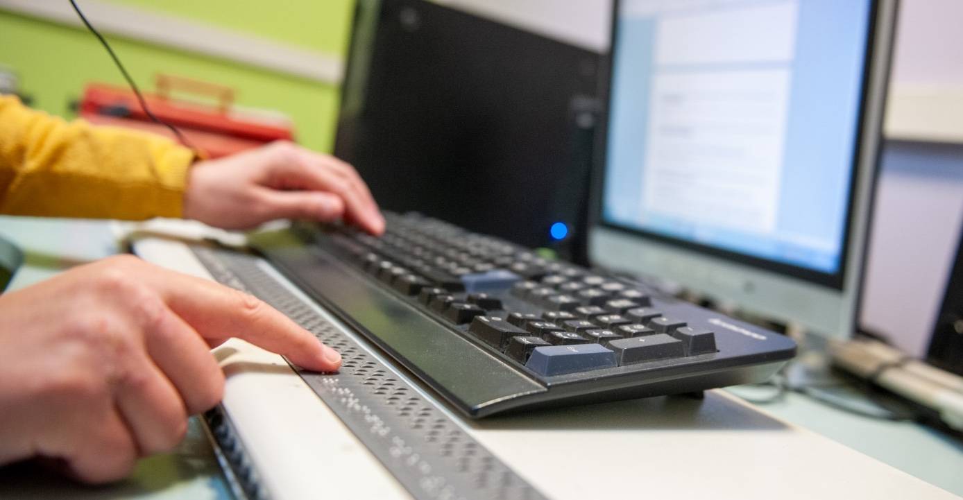 Mains sur clavier d'ordinateur braille